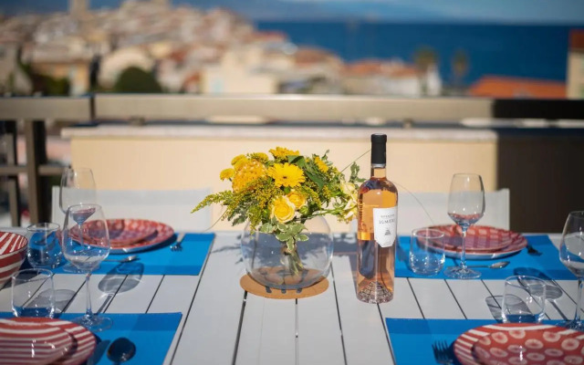High Standing with Incredible Old Antibes and Sea views
