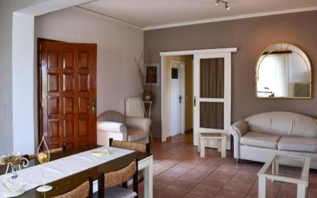 Unwind in a Spacious flat with Gardens near Beach