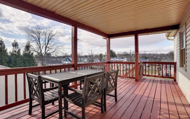 Walk to Fairgrounds! Hagerstown Townhome w/ Deck