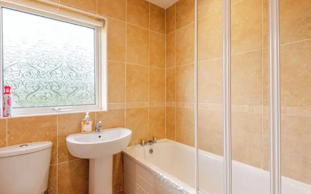 4 bed House - Private Garden - Free Parking