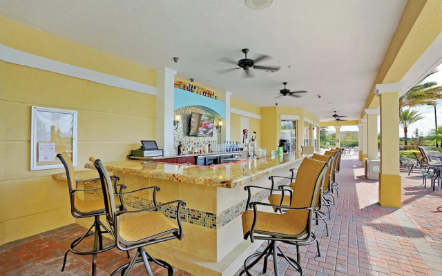 Beautiful Modern Condo, Near Parks-2012