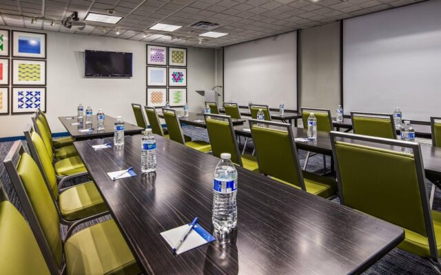Holiday Inn Express & Suites Detroit - Farmington Hills by IHG