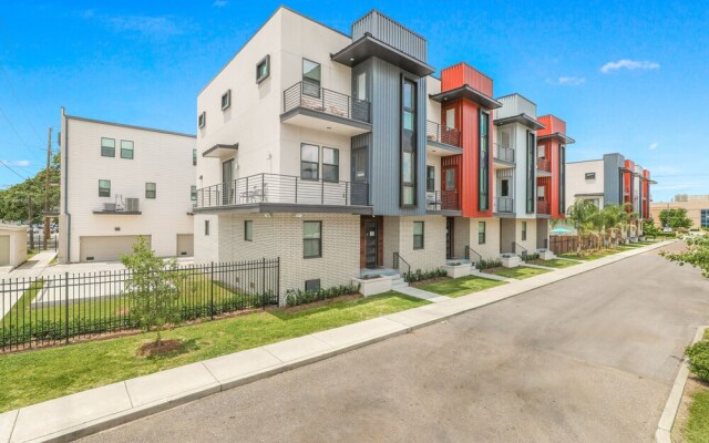 Modern 4BR Townhouse Near French Quarter