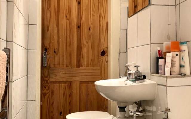 2 Bedroom Flat Near Leith