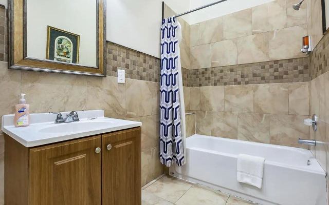 Elegant 4BR Condo in Downtown