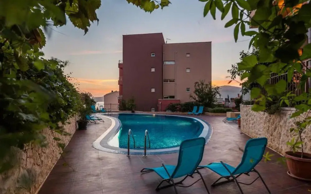 Luxury Apartment Okrug Gornji With Sea View and Pool