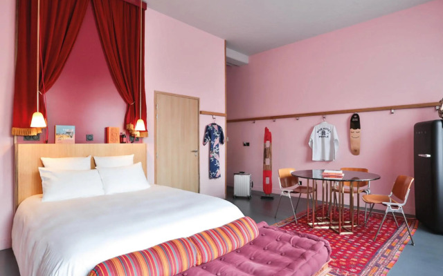 Mob Hotel Paris les Puces