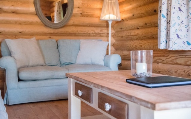 Willow Lodge With Hot Tub, Kingfishers