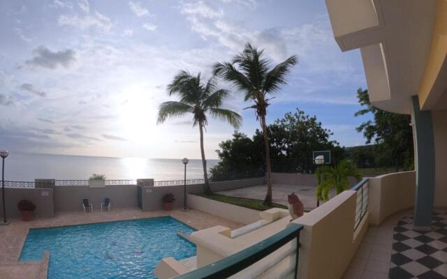 In Joyuda Beach, Apartment with Pool & Basketball Court