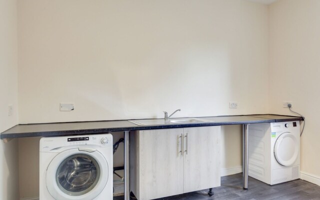 Restful Apartment in Coventry Near Fargo Village
