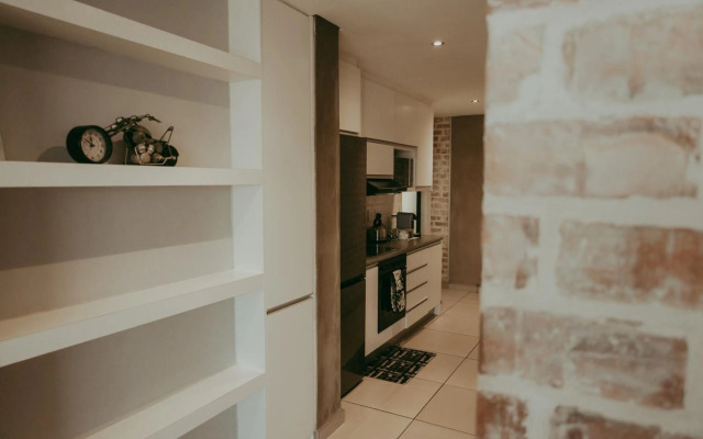 Modern 1-bedroom near Grove Mall and Lady Pohamba AirBnB