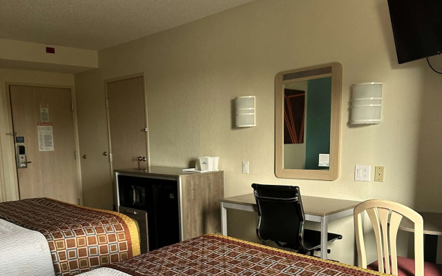 Howard Johnson by Wyndham Clarksville Tennessee