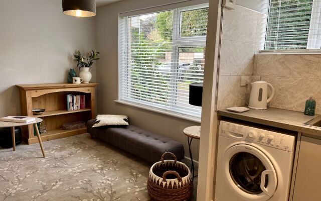 BookedUK - Lovely 2BR Flat in Hoddesdon