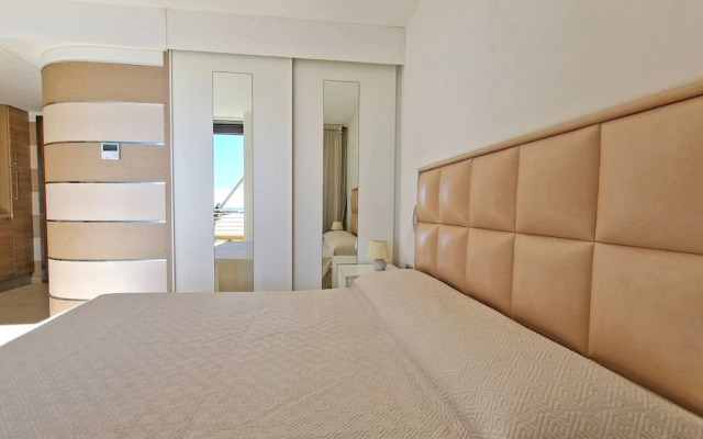 Penthouse Le Vele Sea View 2 Sleeps Air-conditioned