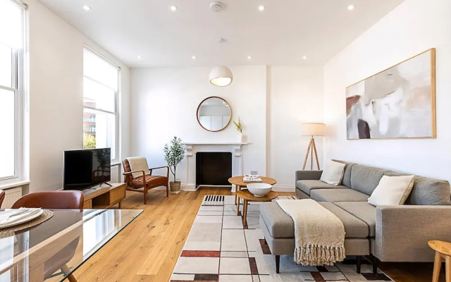 Stylish Chelsea Escape With Private Outdoor Oasis!