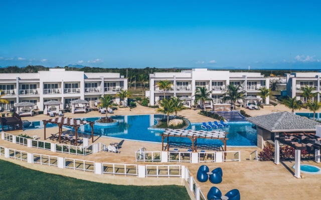 Gran Muthu Almirante Beach