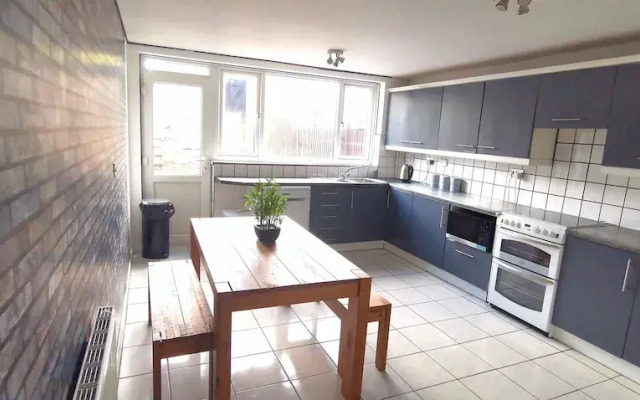 Superb Townhouse Parking 5