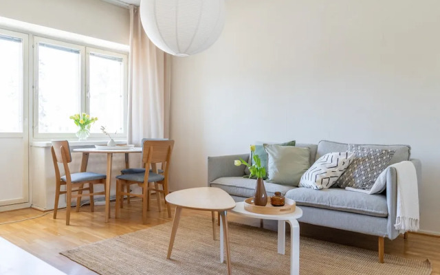 2 Bedroom apartment Steps from the Metro