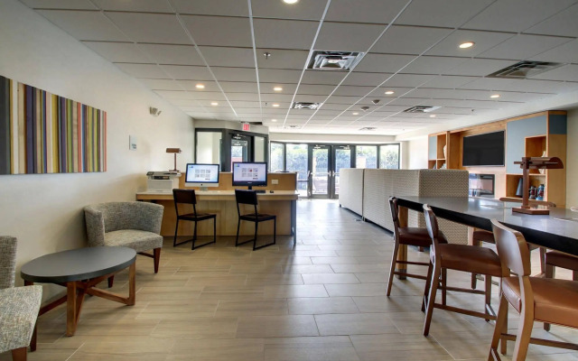 Holiday Inn Express & Suites Aurora - Naperville by IHG