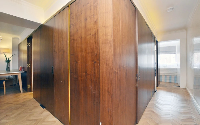 Hans Crescent Apartment
