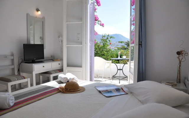 Akrotiri Hotel