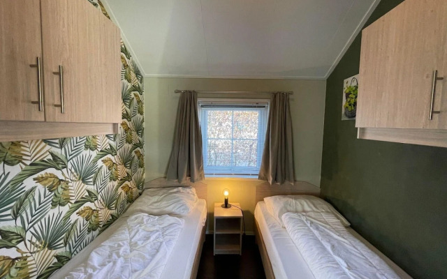 Tranquil Lakeside Stay for 4 Guests