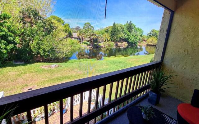 Shine and bright apartment with lake view