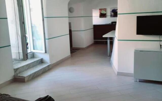 Ampio Bilocale Con Patio A 50 Metri Dal Mare!