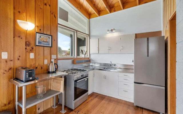 Queenie - Waikanae Beach Holiday Home