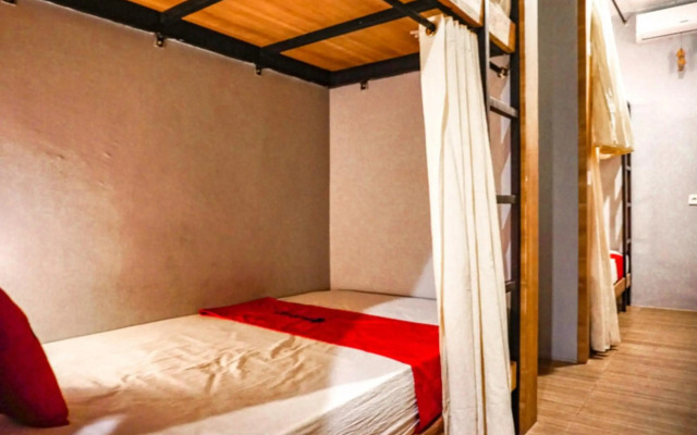 RedDoorz near Lippo Mall 2