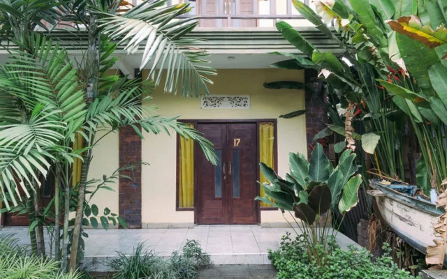 RedDoorz @ Saren Anyar Homestay Lukluk