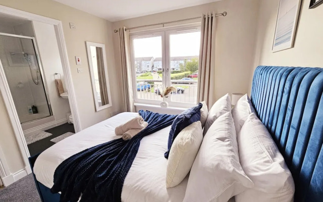 Modern 5 Bed Townhouse with Free Parking