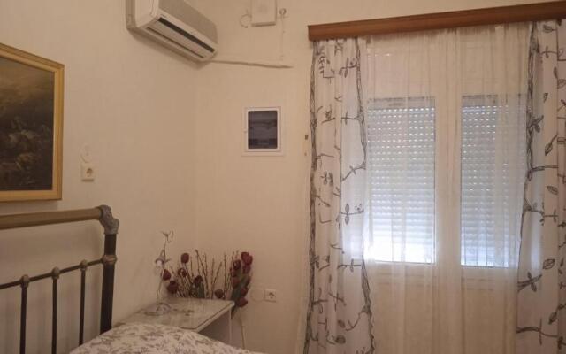 Γκαρσονιέρα 32τμ με αυλή και πάρκινγκ