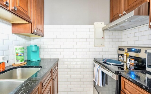 2BR Apt w King Bed and Netflix- Prime Location