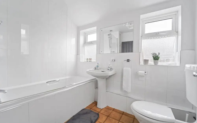 4 Bed House in Wolverhampton Your Home From Home