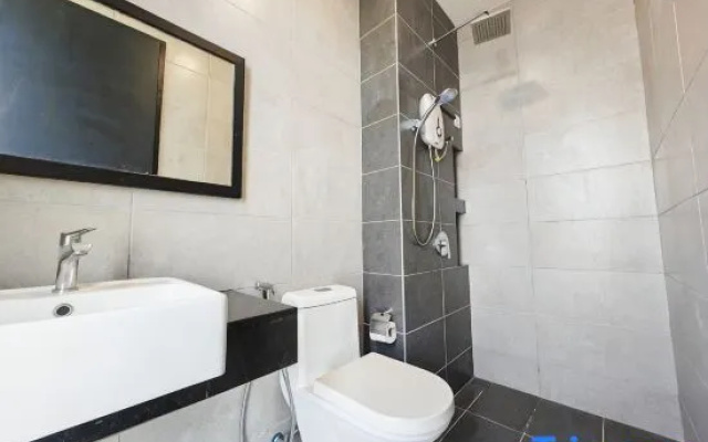 158A GeorgeTown Night View/Romantic Couples/Family/Attractions/Pool/Amenities – Bathroom – George Town