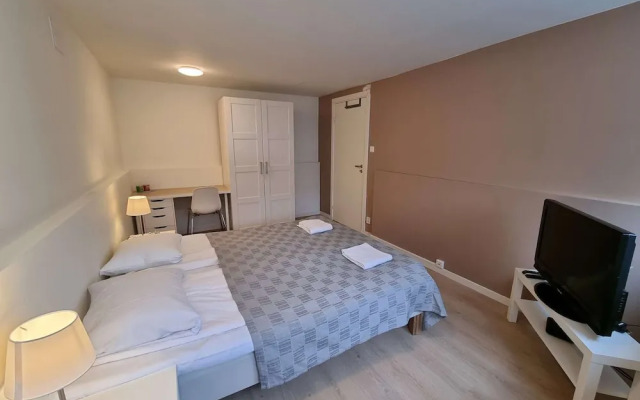 Room-spacious Private Room, Queen Bed, C