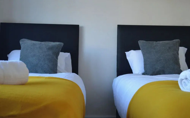 Colindale/sleeps7/privategarden/3br/freeparking/