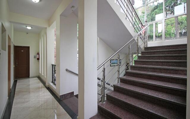 OYO 4756 Hotel Apple Inn