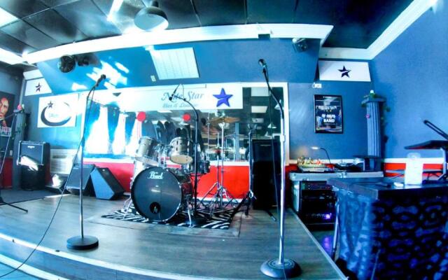 R Nite Star Inn & Suite