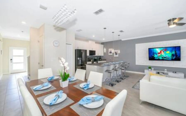 Gorgeous Storey Lake 4BR