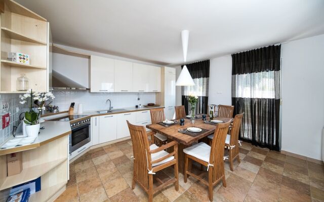 House Villa Jely