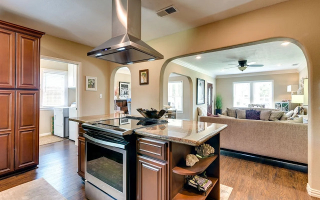 2 Mi to Beach: Galveston Vacation Rental!