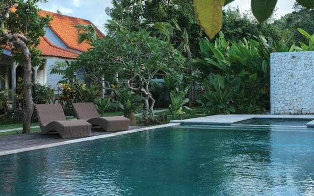 Tamuku Padang Padang, CARI Surf Camp