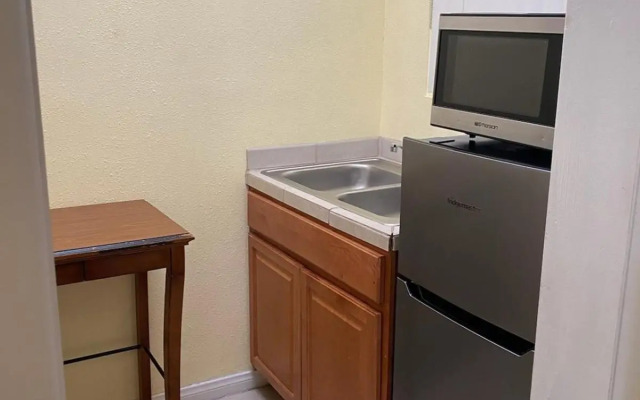 Europa Inn & Suites