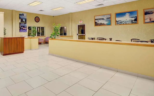 Days Inn & Suites By Wyndham Niagara Falls/Buffalo