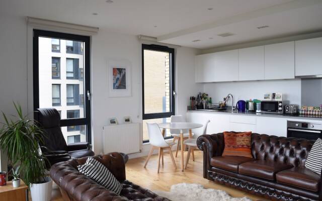 Stylish Flat With A Balcony Over Canal In Bethnal Green