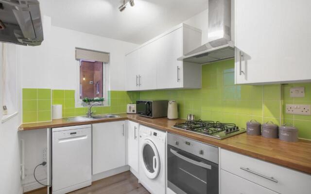 Inviting 2-bed House in Milton Keynes - Netflix