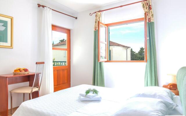 Mare III in Hvar with 4 bedrooms and 1 bathrooms