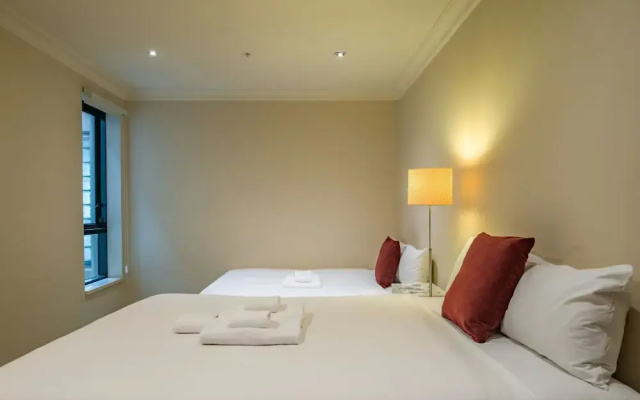 Elegant 4B 2B Unit in Melbourne CBD w/ Parking!